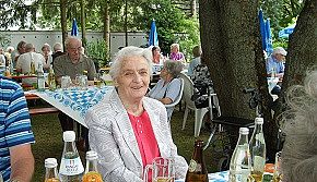 Feiern im Garten - Das Bild zeigt eine Bewohnerin des AWO Seniorenheims Maria Demmel bei einer Feier im Garten des Seniorenheimes.