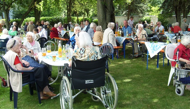 Sommerfest im Garten - Das Bild zeigt die Bewohner bei einer gemeinsamen Feier im Garten des Seniorenheims